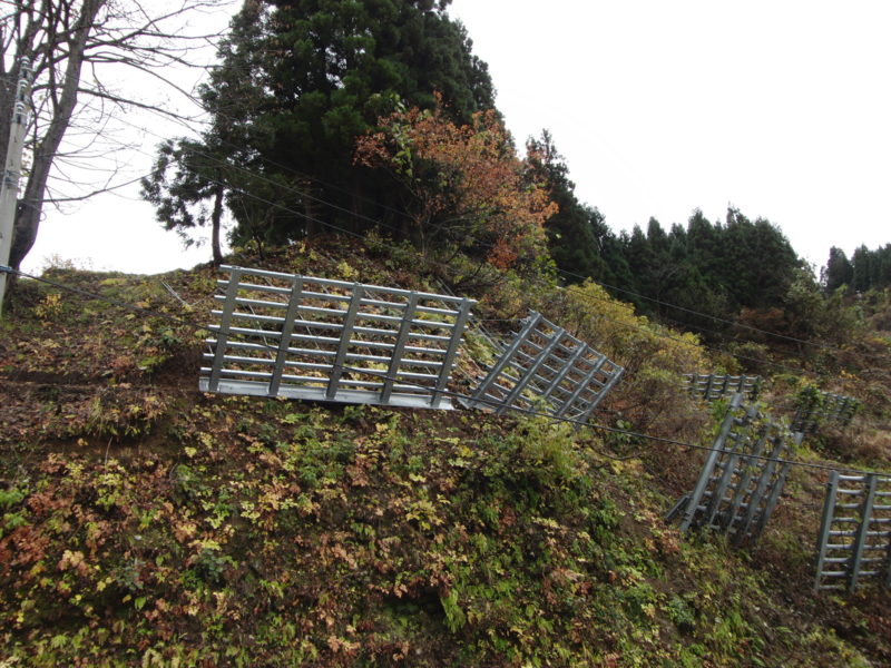 西飛山能生線西飛山（雪寒）雪崩予防吊柵設置工事