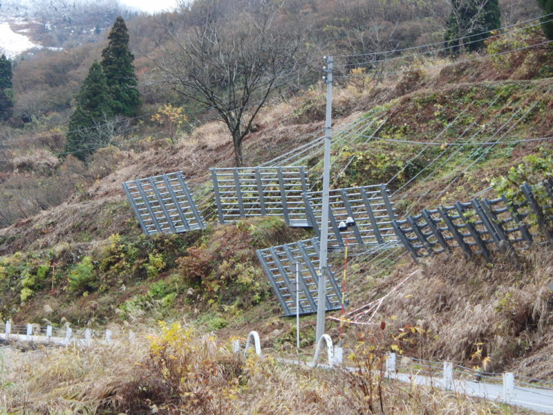 西飛山能生線西飛山（雪寒）雪崩予防吊柵設置工事