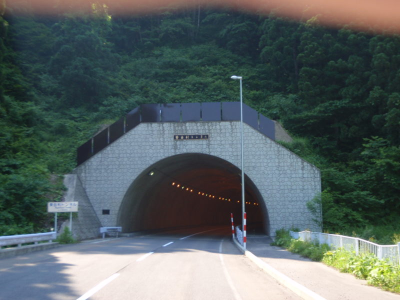 国道１０７号黄桜ﾄﾝﾈﾙ・東由利ﾄﾝﾈﾙ・黒沢ﾄﾝﾈﾙ雪庇防止板設置工事