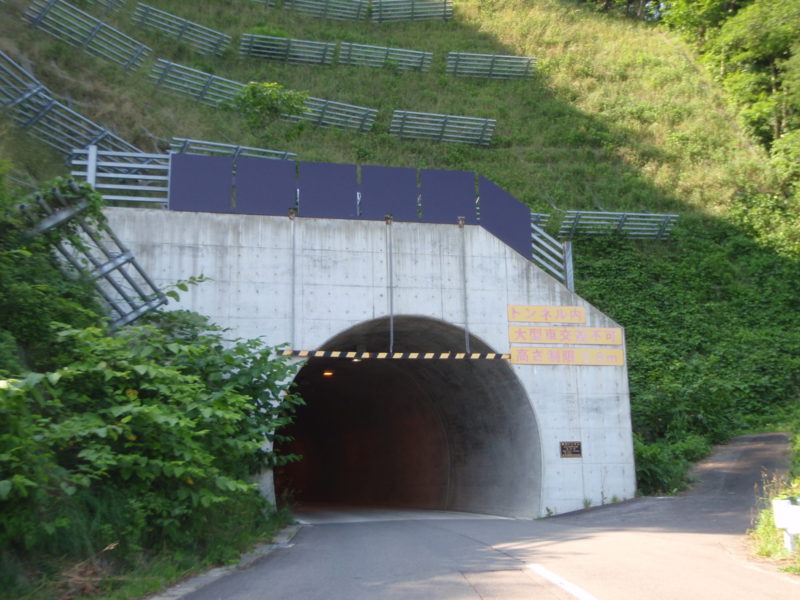 国道１０７号黄桜ﾄﾝﾈﾙ・東由利ﾄﾝﾈﾙ・黒沢ﾄﾝﾈﾙ雪庇防止板設置工事