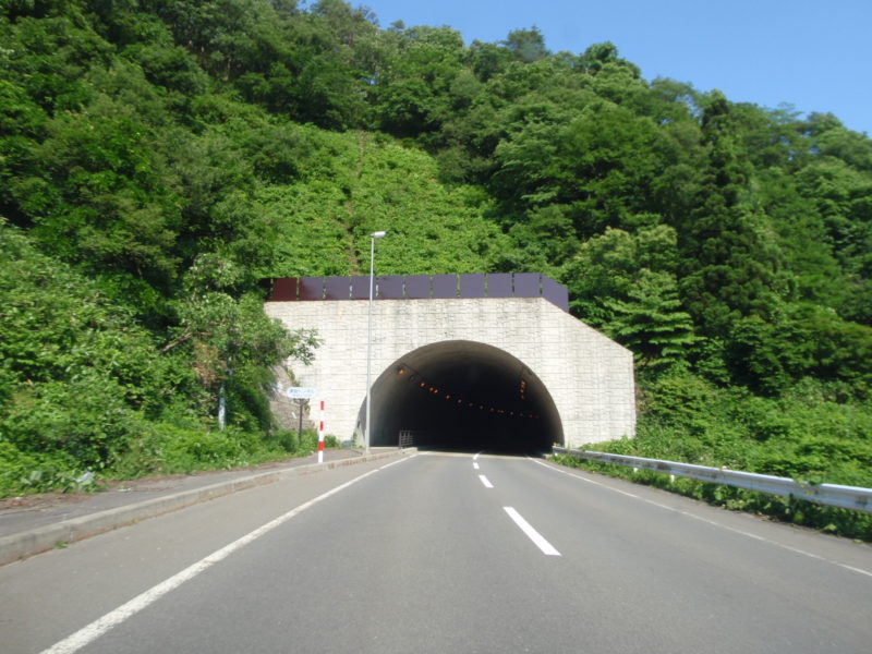 国道１０７号黄桜ﾄﾝﾈﾙ・東由利ﾄﾝﾈﾙ・黒沢ﾄﾝﾈﾙ雪庇防止板設置工事