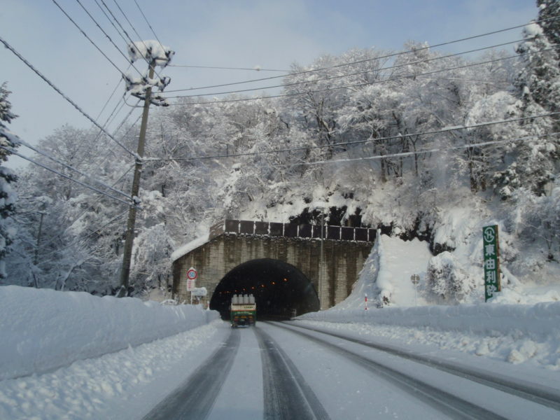 国道１０７号黄桜トンネル・東由利トンネル雪庇防止板設置工事