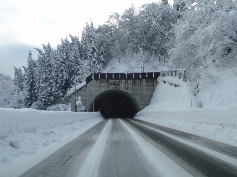 国道１０７号黄桜トンネル・東由利トンネル雪庇防止板設置工事