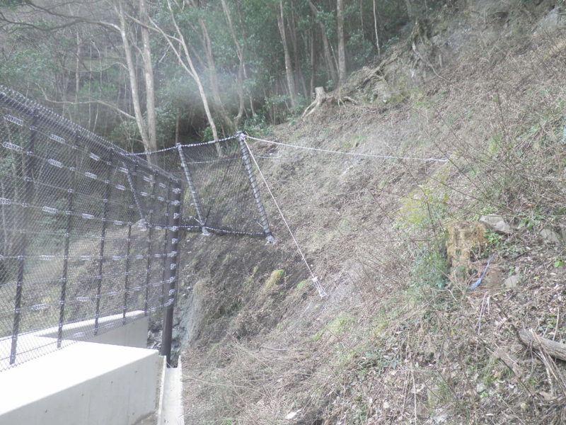 県道芳井油木線高エネルギー吸収型落石防護柵工事