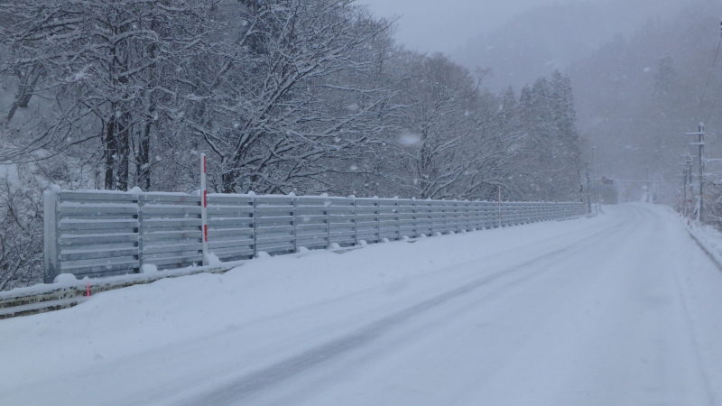 国道１３号院内雪崩飛沫予防柵