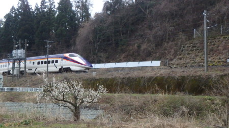 山形新幹線 羽前中山・かみのやま温泉間71ｋ500ｍ付近(右)落雪防止工