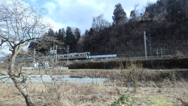 山形新幹線 羽前中山・かみのやま温泉間71ｋ500ｍ付近(右)落雪防止工