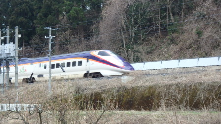 山形新幹線 羽前中山・かみのやま温泉間71ｋ500ｍ付近(右)落雪防止工