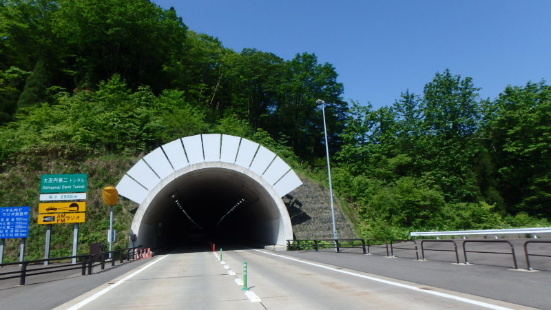 秋田道（大館～小坂）トンネル坑口雪庇防止板