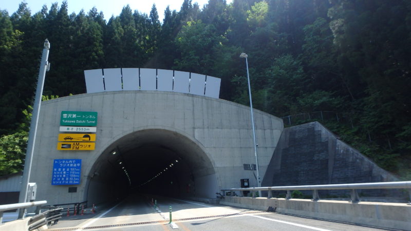 秋田道（大館～小坂）トンネル坑口雪庇防止板