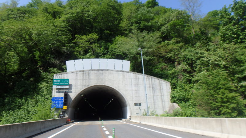 秋田道（大館～小坂）トンネル坑口雪庇防止板