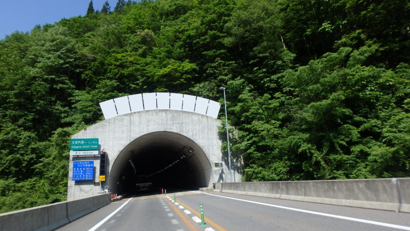 秋田道（大館～小坂）トンネル坑口雪庇防止板