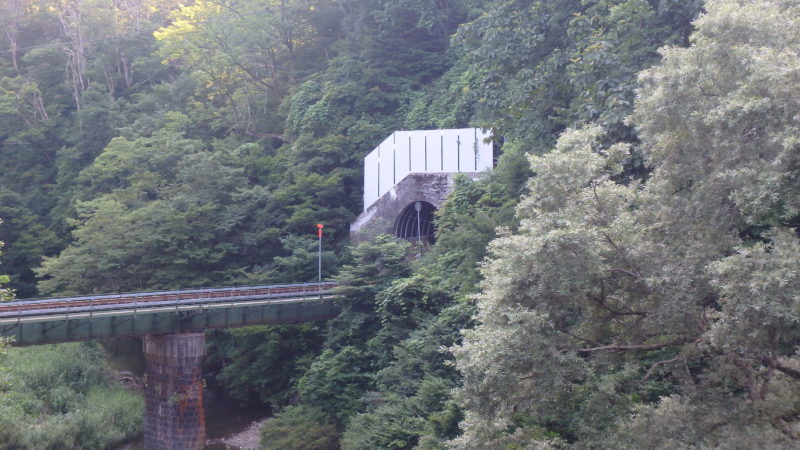 北上線　黒沢小松川間岩剥トンネル（出口）雪庇防止板新設工事