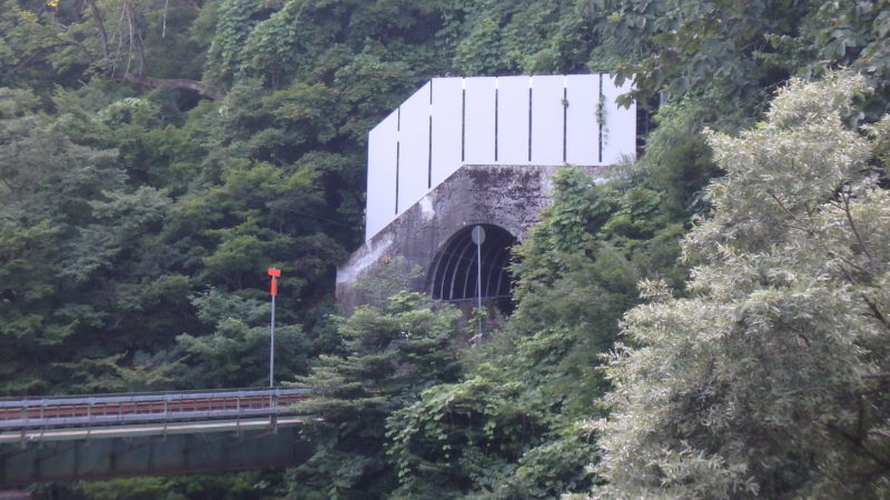 北上線　黒沢小松川間岩剥トンネル（出口）雪庇防止板新設工事