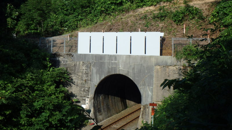 北上線　黒沢小松川間岩剥トンネル（出口）雪庇防止板新設工事
